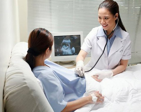 phụ nữ khám thai